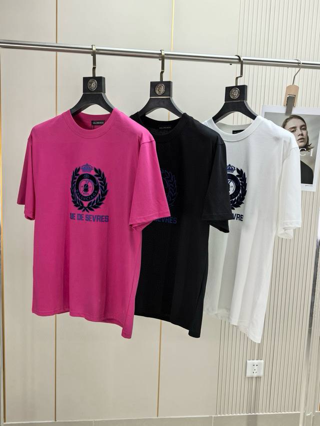 Balenciaga, Spring/Summer 2025 new arrival! This stylish, round-neck, short-slee