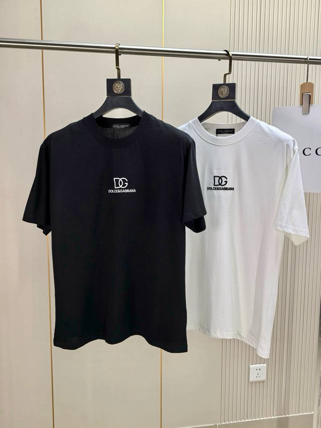 Dolce & Gabbana, Spring/Summer 2025 new arrival! This stylish, round-neck, short