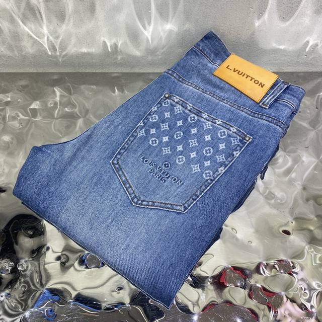 Louis* Spring/Summer new style. Back pockets are embossed with floral patterns a