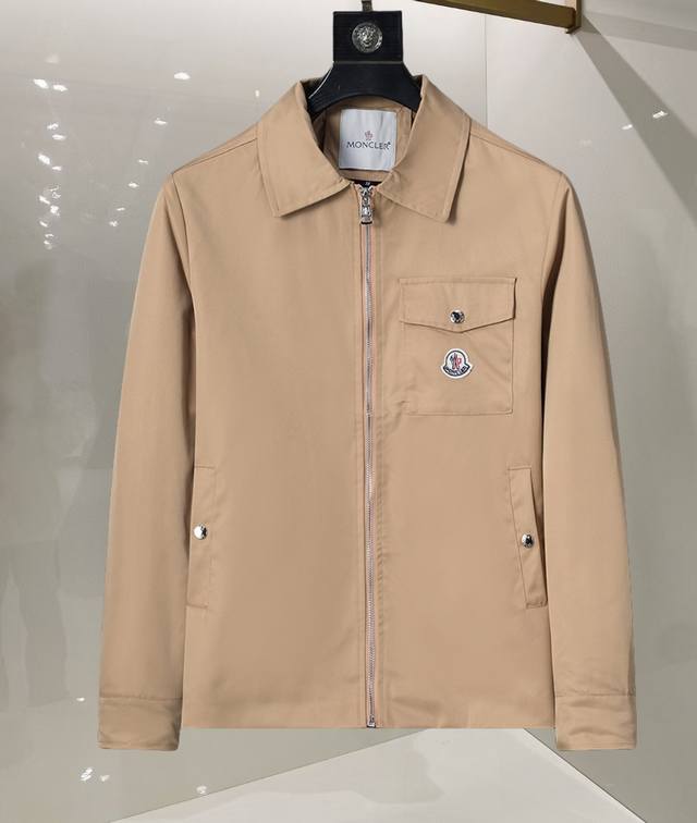 Moncler's latest men's jacket in 25 years, the color combination is classic and