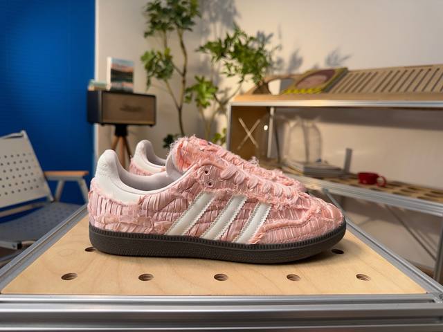 Caroline x Adidas Originals Samba Og Satin comfortable and stylish low-top sneak