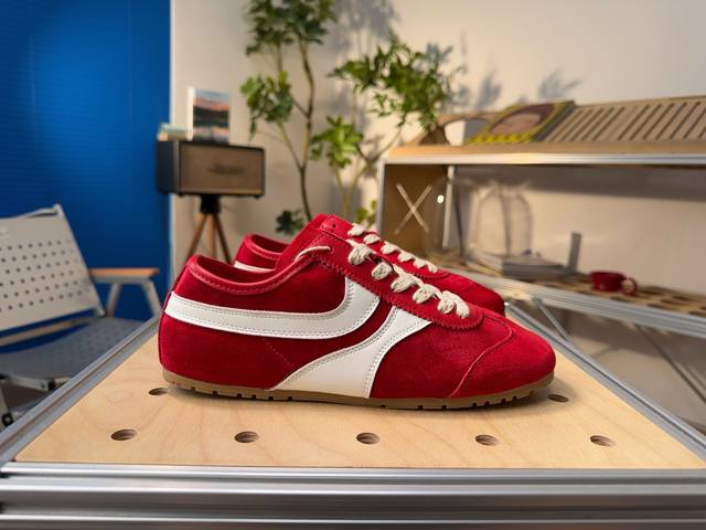 Ggcc Simple and comfortable trendy casual shoes for women Size: 35-40 DDD