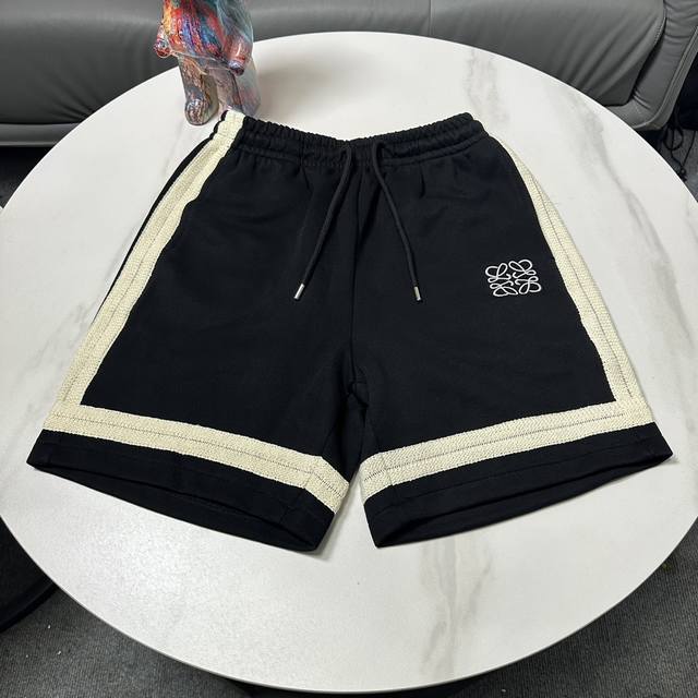 Loewe's new 2025 spring and summer men's casual shorts are high-end, simple, sty