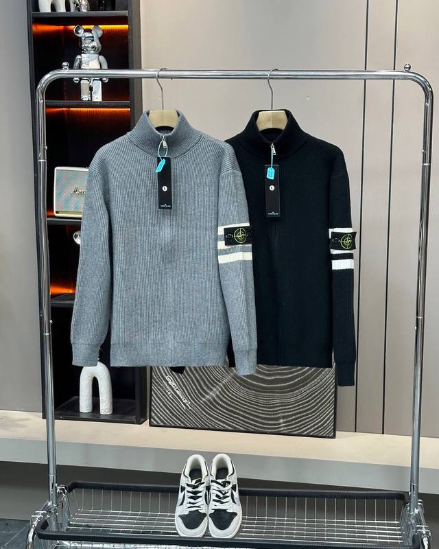 Stone Island's new 25Ss spring/autumn style knitted cardigan with a stand-up col