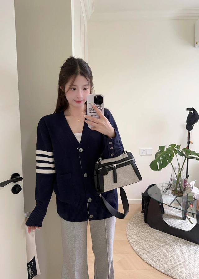 Haute couture edition high-quality fabrics Tb This year's Tb cardigan is so beau