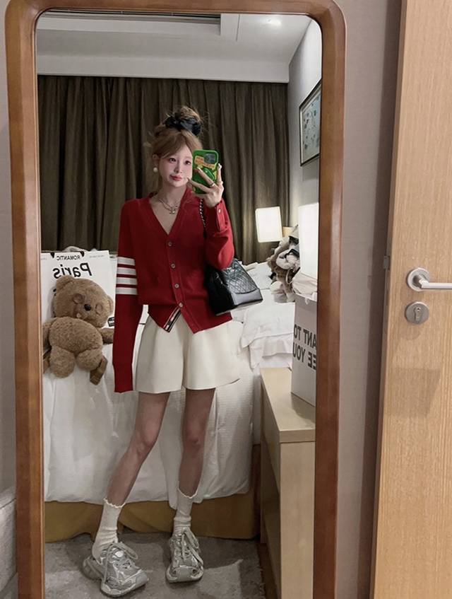 High-end custom-made high-quality fabrics Tb This year's Tb cardigan is so beaut