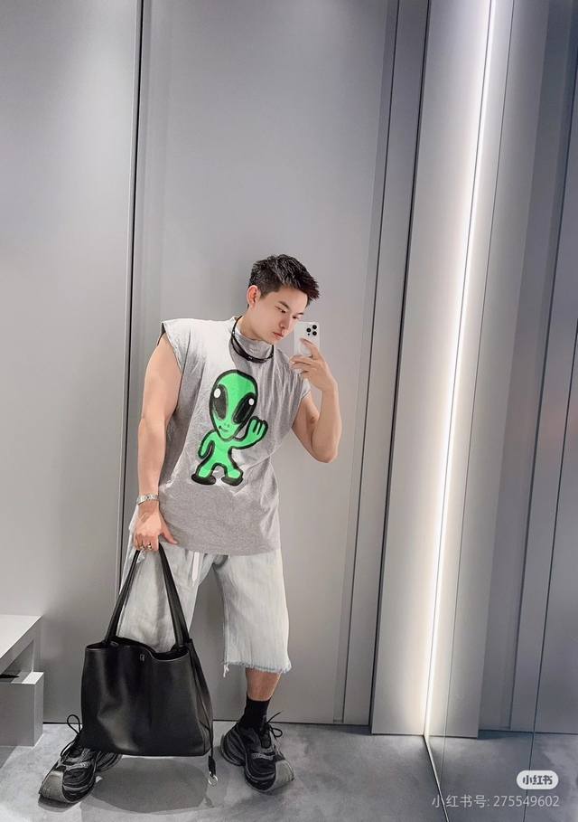 Top quality, highest version, slightly larger in size. Balenciaga classic alien