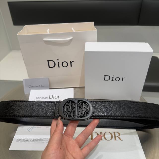 Dior - Black pin buckle for a luxurious look. Logo buckle with glossy finish. 3c