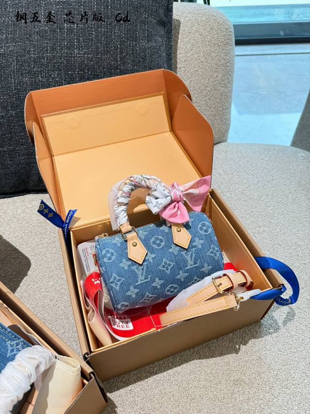 Lv Nano Speedy 24 light-colored denim. My little one loves it. This season's lig