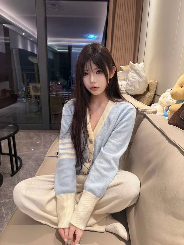 New Model Thom Browne's new contrasting cream blue four-stripe cropped cardigan