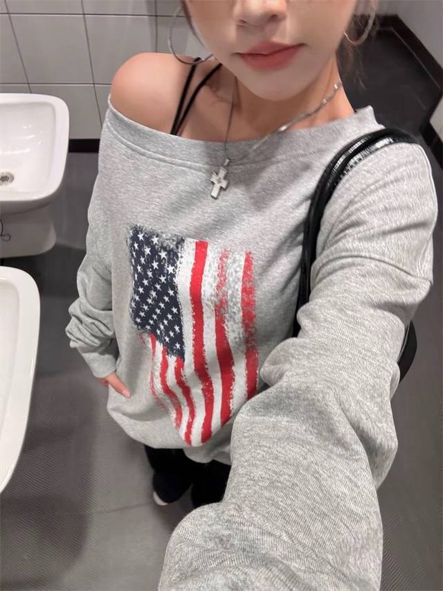 New Model Chrome Hearts' new flag pattern off-shoulder sweatshirt A stylish ear