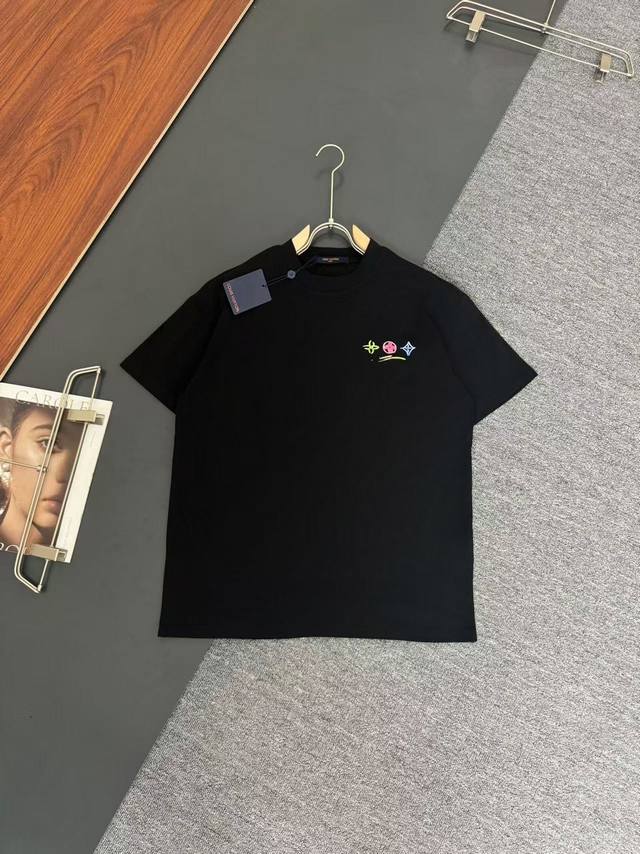 Lv*Louis Vuitton*280g heavyweight cotton T-shirt with a loose fit. Printed logo