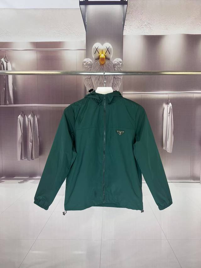 Prada 2025 Fall/Winter new hooded windbreaker jacket, thin style, with a triangl