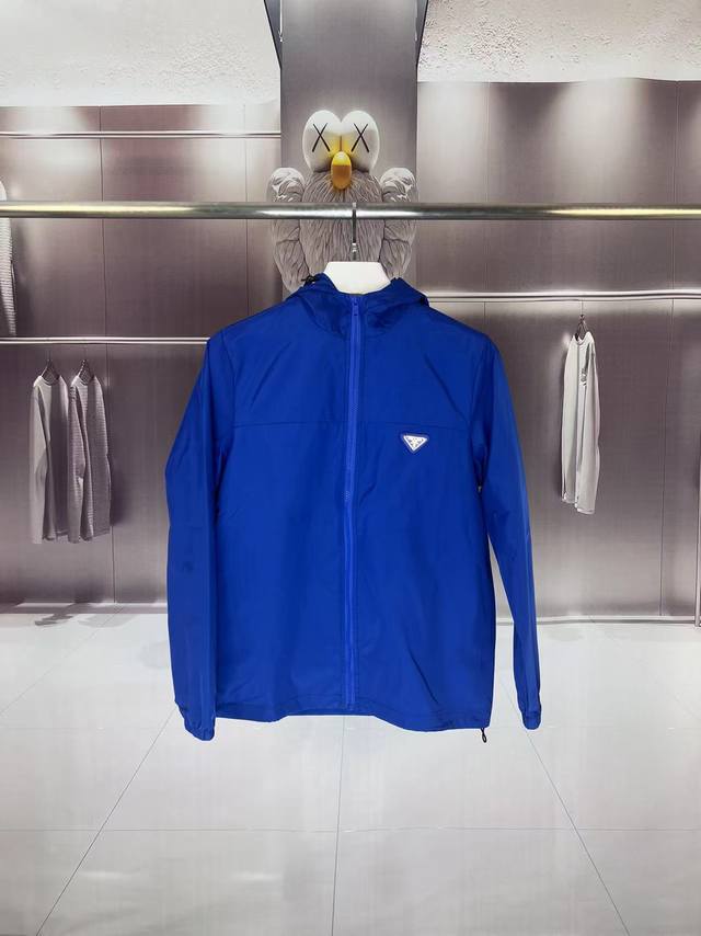 Prada 2025 Fall/Winter new hooded windbreaker jacket, thin style, with a triangl