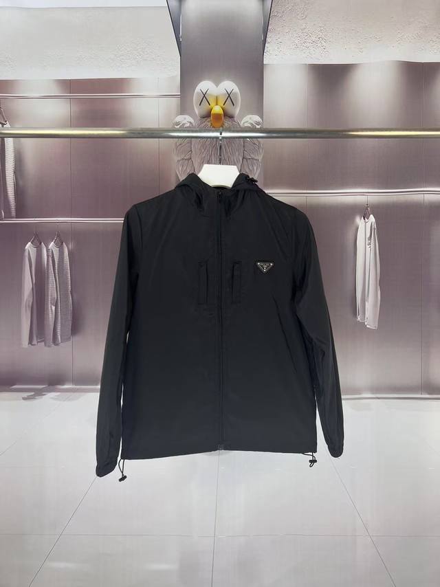 Prada 2025 Fall/Winter new hooded windbreaker jacket. Embroidered with the offic