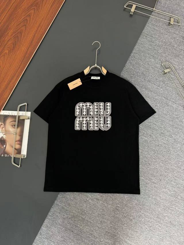 Miu Miu*320G heavyweight cotton T-shirt with a loose fit. Heavy-duty canvas with