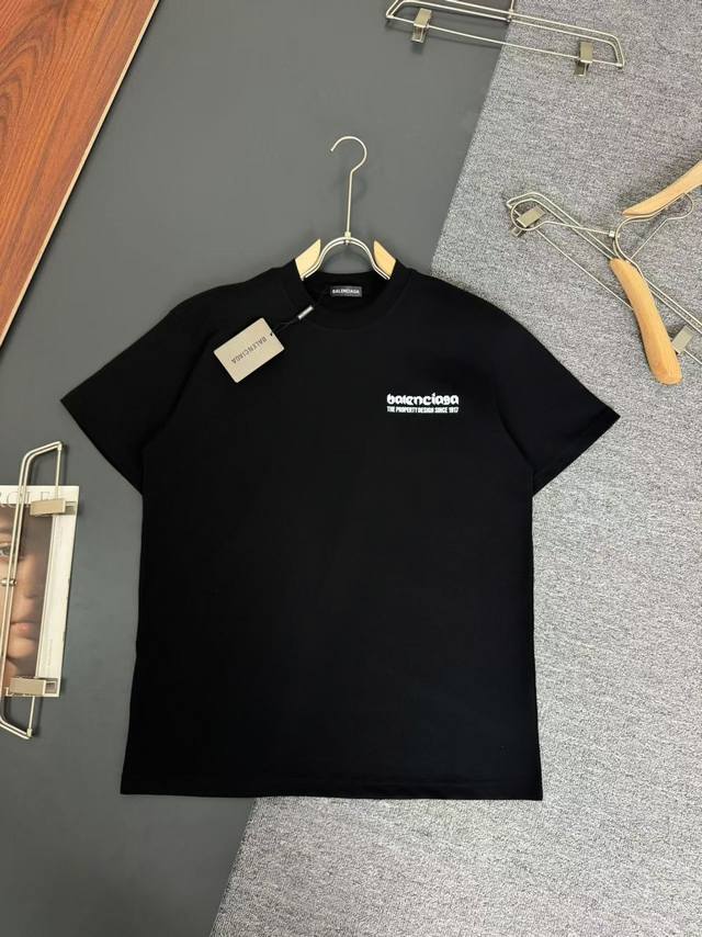 Balenciaga*Balenciaga*320g heavyweight cotton T-shirt with a loose fit. Logo des