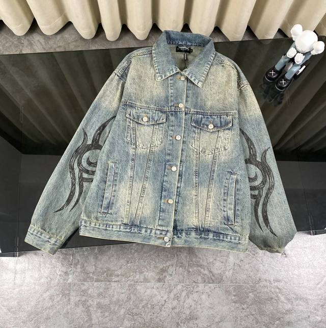 Model: N07 Balencia24Fwy2K show-style denim jacket, hand-painted totem pattern,