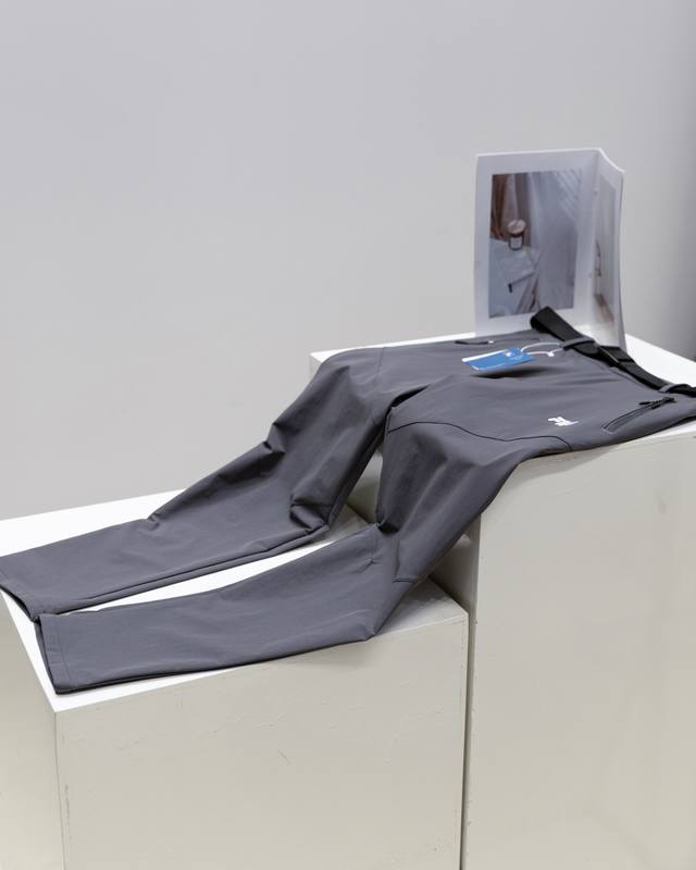 Here are some photos of Fila's new 2025 Fall/Winter outdoor men's casual pants.