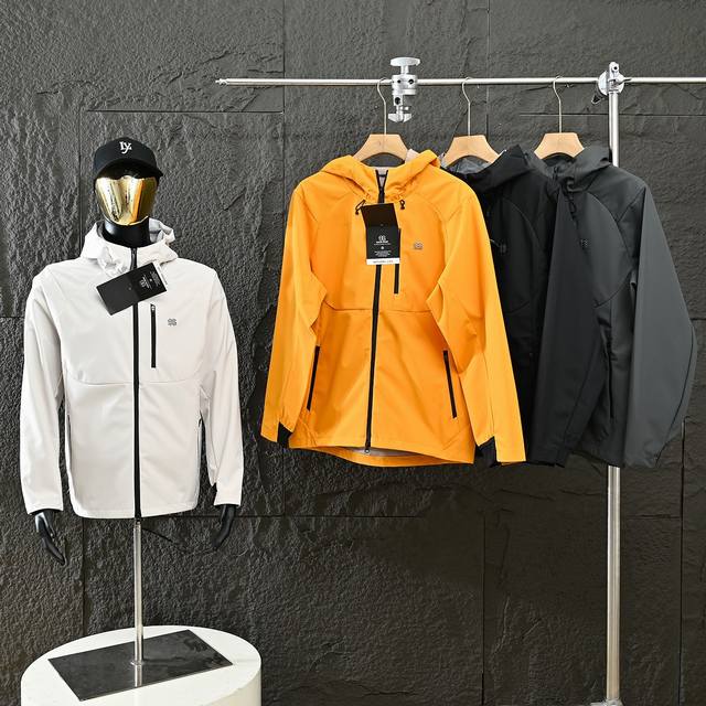 Kelon Hooded Jacket! features a thoughtful design featuring high-quality techni