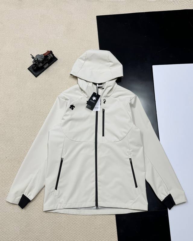 Descente's DST outdoor windproof and waterproof casual jacket is a functional so