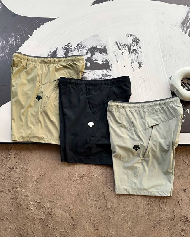 New arrival: Descente 2025 training shorts, new summer style. Made from 87.5% n