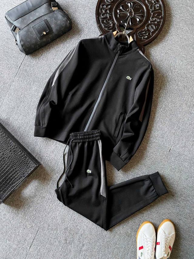 New set available, sold in one piece. This Lacoste men's sportswear and stylish