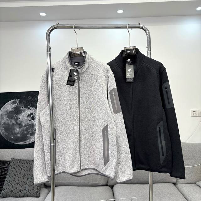 Descente Early Spring Outdoor Stand-Collar Fleece Jacket DDD. Made from premium