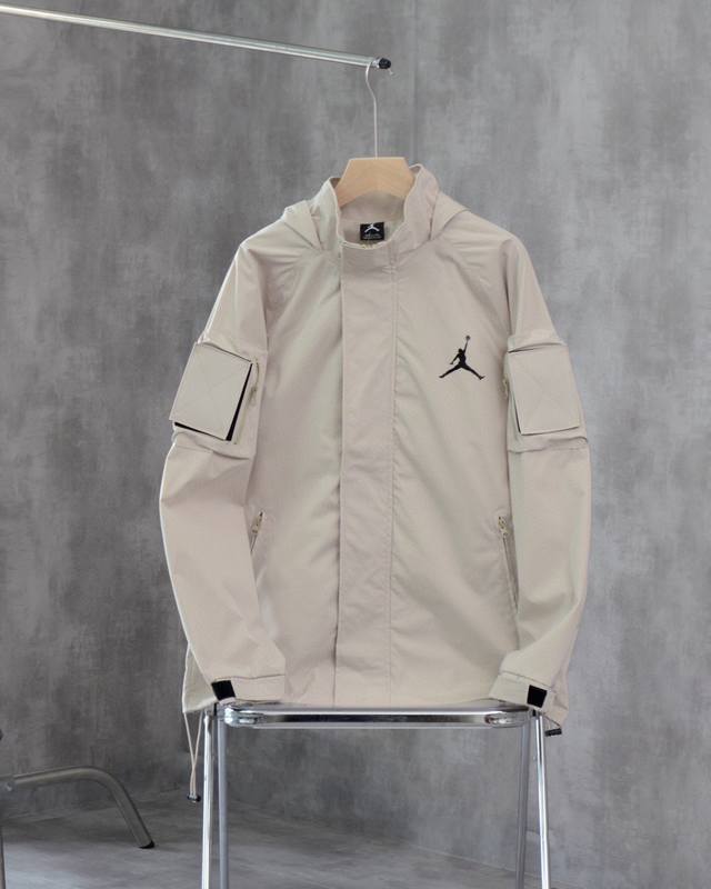 Air Jordan baseball bomber jacket hooded coat, a hot-selling spring item, is now