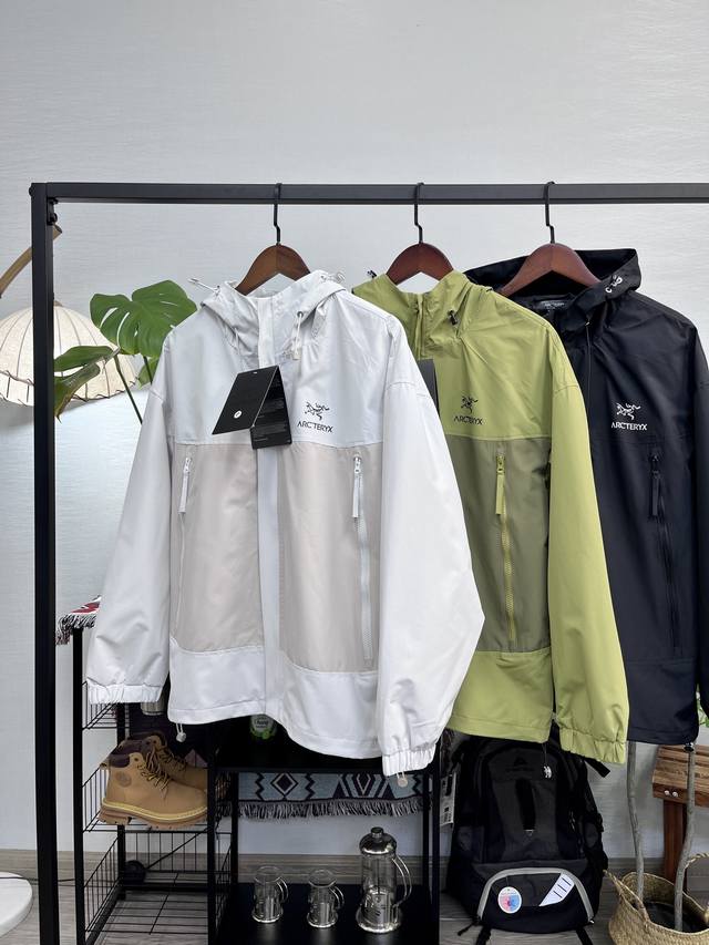 New Arc'teryx patchwork outdoor jacket. Arc'teryx patchwork outdoor hooded jack