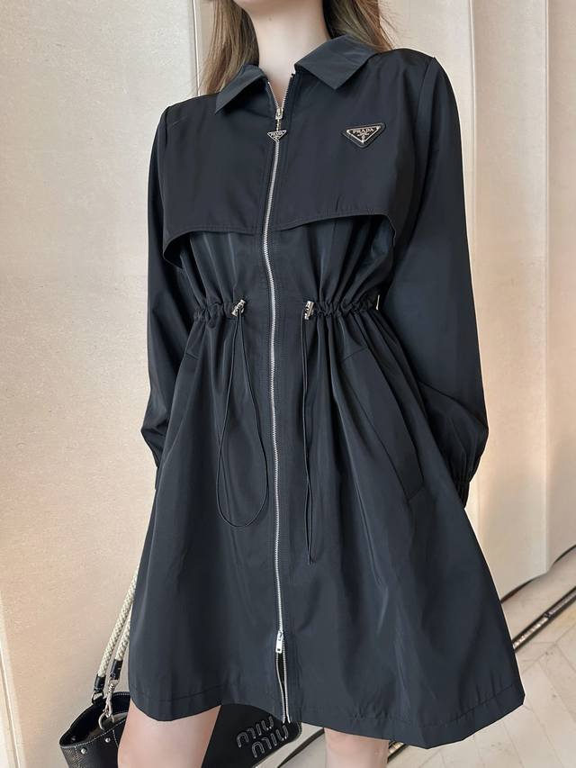 Prada 25Ss new style lapel zipper dress with drawstring waist design and classic
