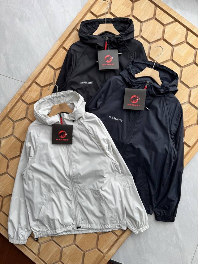 Mammoth Hooded Waterproof Jacket: Breathe Freely Against the Wind and Rain **Ava