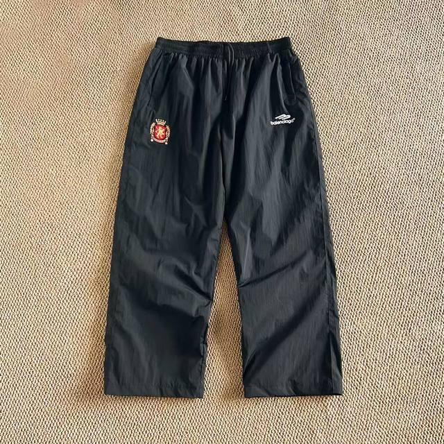BalenciagaحBalenciaga 24Ss co-branded Manchester United football sports trousers
