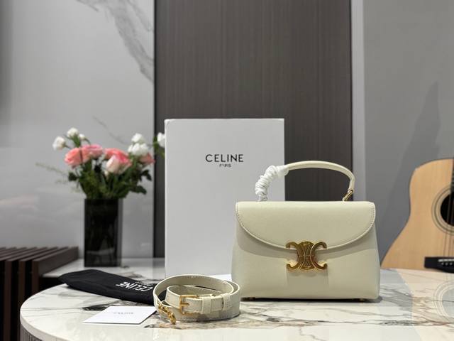 Comes with box Size: 20.5*13cm Celine's new Teen Nino has a layered interior! Y