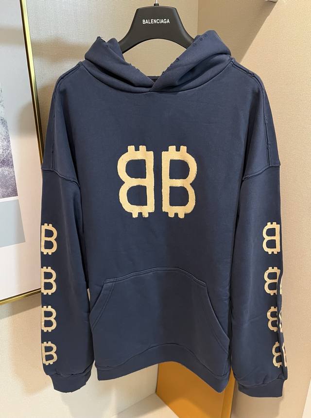 Top-of-the-line edition. Officially available in a single colorway. Sizes: XS, S