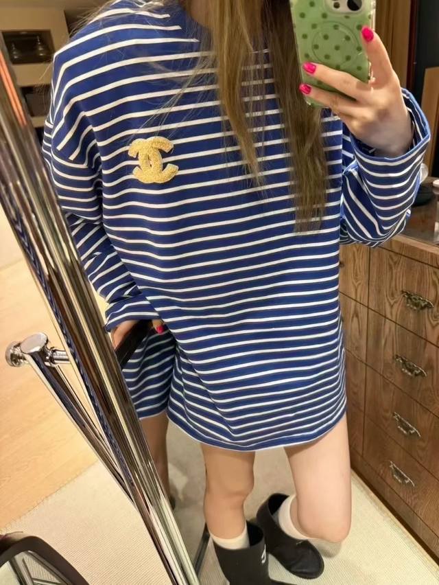 New on Model Chanel's new towel-embroidered blue striped long-sleeved top A must