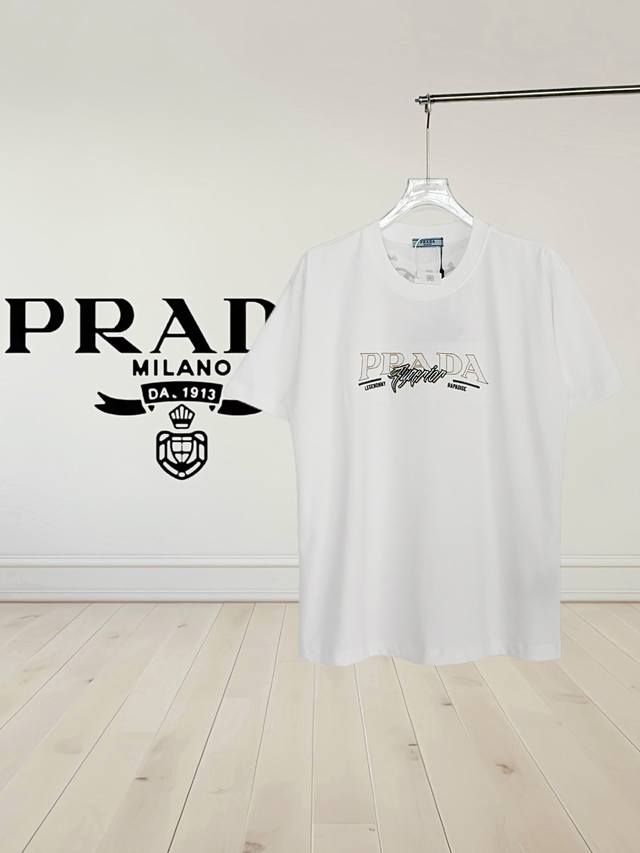 High Version] This Prada round-neck short-sleeved T-shirt features embossed lett