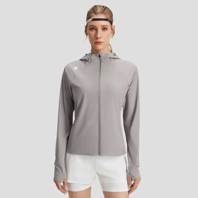 Available on the official website. Descente Training series solid color hooded