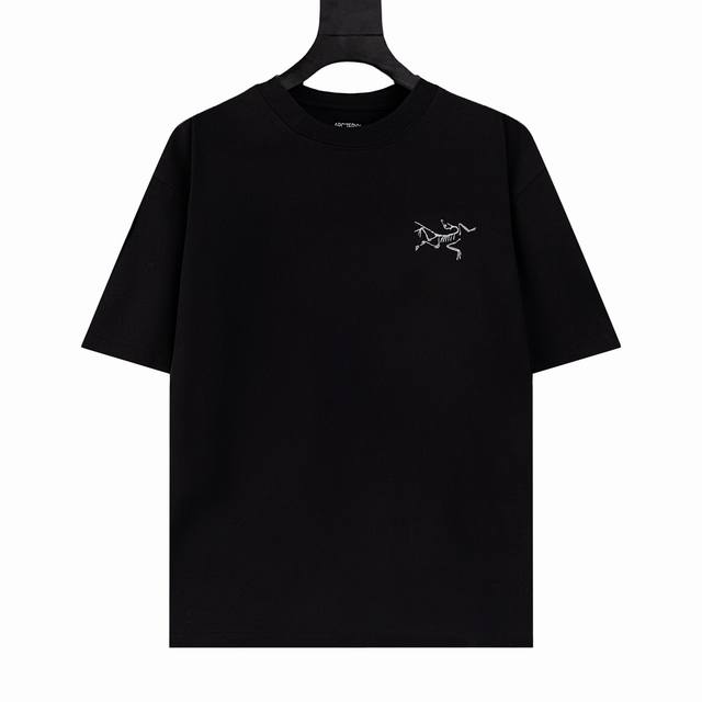 Reflective white background, top-of-the-line Arc'Teryx Arc24Ss. Made of 60s doub