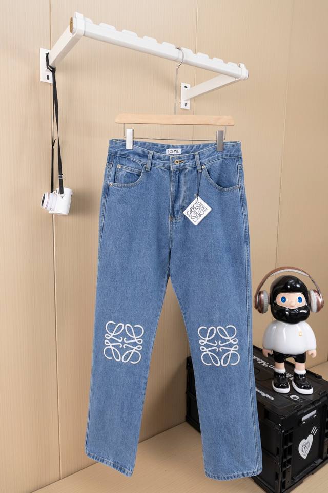 Available photos Loewe 25Ss Anagram denim hollow logo jeans DDD. Made of compact