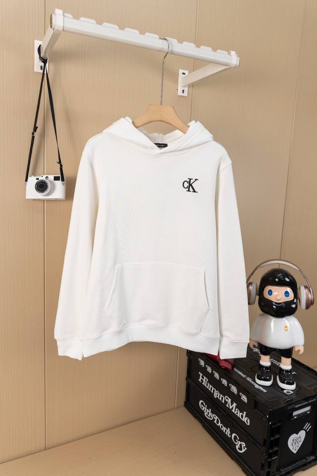Hanging photo Ck small chest logo hat large logo embroidered pockets hooded swea