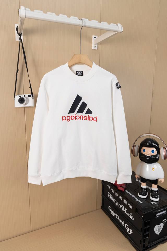 Photos: Paris Ad collaboration logo, letter embroidered shoulder patch, crewneck