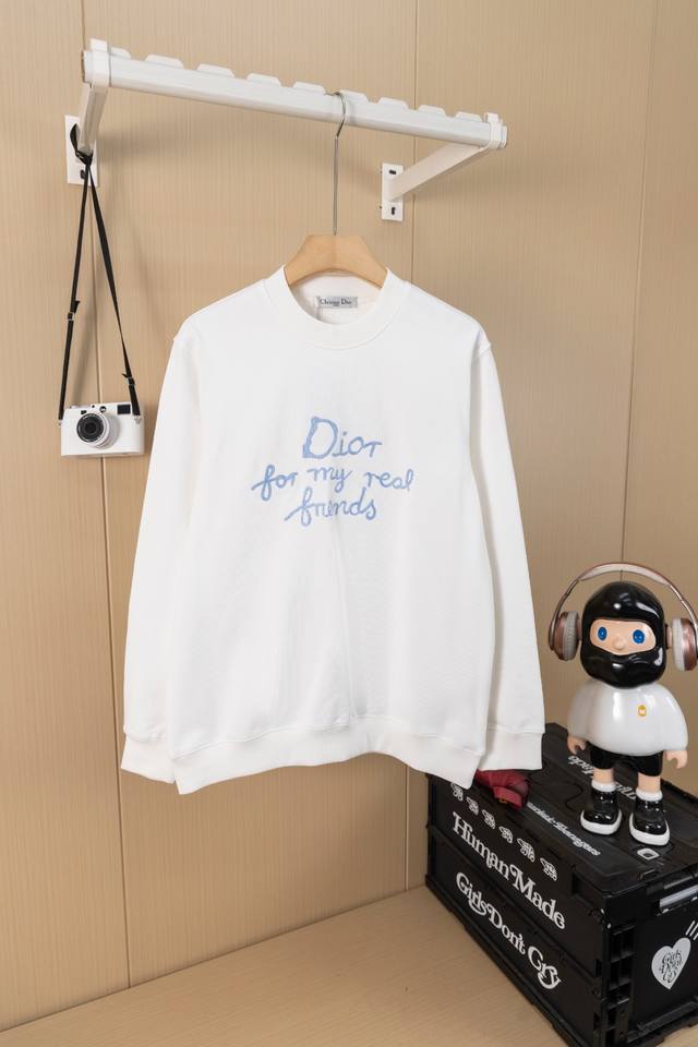 Photos Dior signature embroidered crewneck sweatshirt. Fabric is made of 400g hi