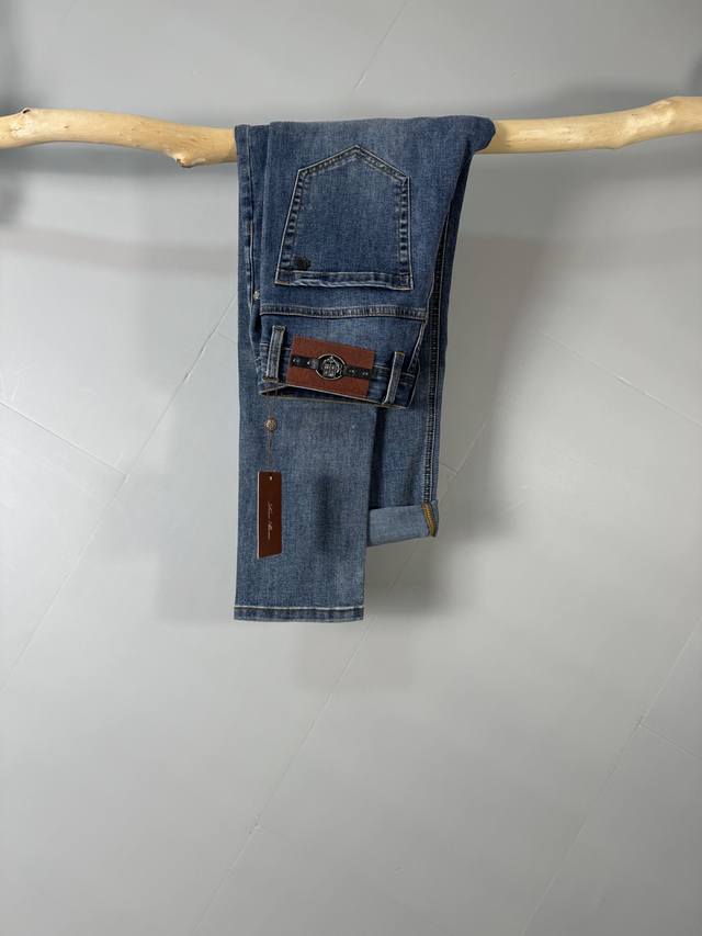 Lp Men's fashionable jeans, the official brochure and poster style! Made from pr