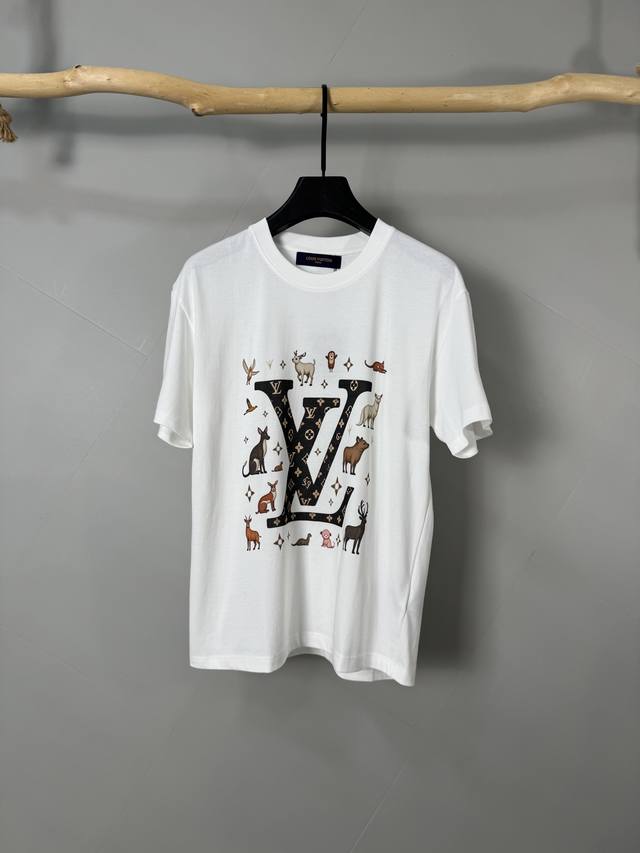 Louis Vuitton 25Ss Summer 1*V 260g Short T-shirt A capital black "V" with a gold