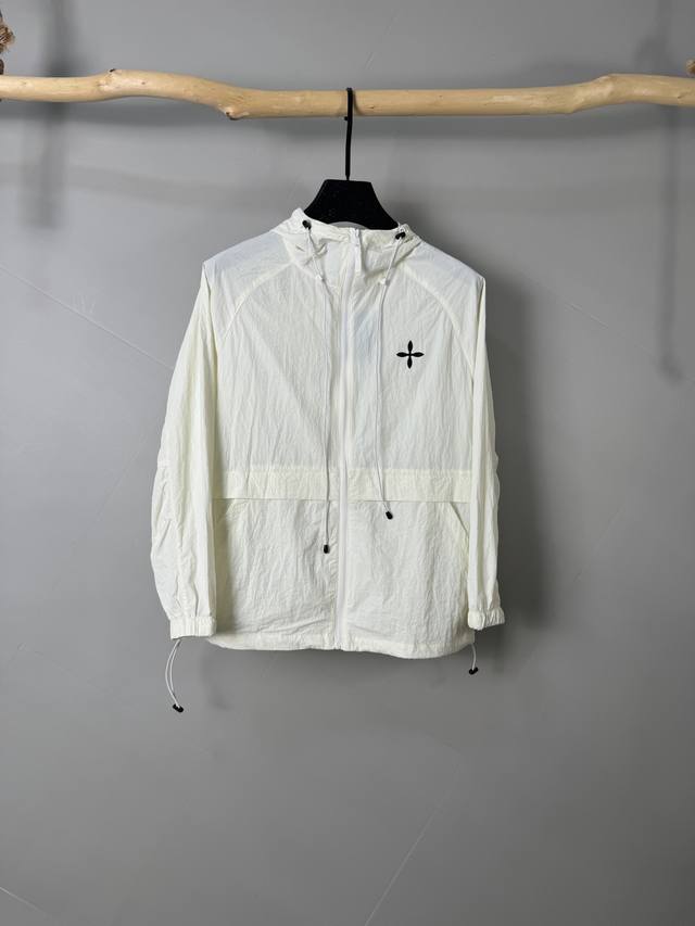 Lv Louis Vuitton's new Spring/Summer 2025 men's sun protection jacket features a
