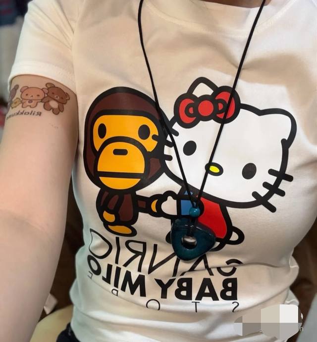 00119 A Bathing Ape x Hello Kitty joint model Milo Kitty handshake round neck ca