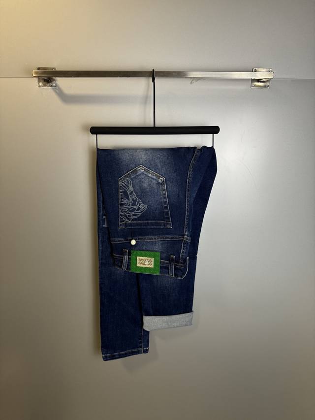 High-quality, next-day shipping. New Versace models are now in stock. Original