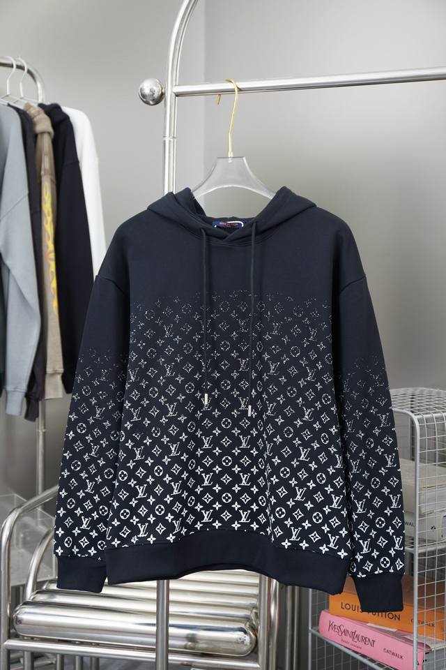 Louis 1V classic gradient hooded sweatshirtA must-have item for everyday commuti