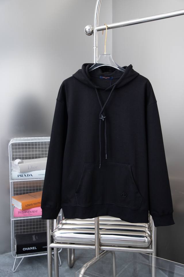 Louis 1V tool pattern embroidered hooded sweatshirtA must-have item for men and